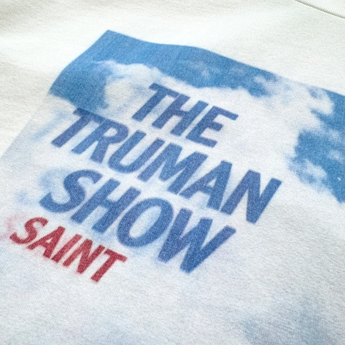 P158 # CTS-100 Saint tribute to the movie "The Truman Show" limited co-branded long-sleeved version. Original 280g heavyweight fabric after washing. Retro single stitch heaven and earth needle crafts. Heavy Assute fermentation mill wash water. White ink direct-jet printing. Size: S M L XL Saint’s latest 10.11 long-sleeved product is a limited edition co-branded with the movie “The Truman Show.” This long-sleeved product uses brand-new customized fabrics that are consistent with the original version. This is also the point of view explained by the manager Yuta Hosokawa at this year’s Paris Fashion Week. He wants to express his own brand Saint Michael has made a new and comprehensive upgrade. Compared with the old model, the new fabric has a higher count and heavier weight. With the blessing of the garment fermentation mill and washing process, the hand feel and texture are ceiling-level. Brothers will know our sincerity when they get it!    Going back to the theme of this item, the front print is a sublimated scene at the end of the movie "The Truman Show". The protagonist Truman bravely faces reality, breaks through the false cage, and looks for freedom and truth.    The back print is a classic line in the movie, "If I never see you again, I wish you good morning, good afternoon, and good night." "Life is like a play, and play is like life." The entire garment is made using the most common and complex single-needle sewing process (commonly known as the single-thread heaven-and-earth needle) found in vintage vintage brands such as Saint Michael.